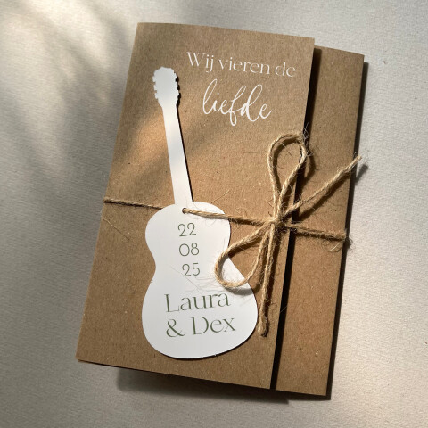 Drieluik kraftpapier + label in de vorm van gitaar | Studio Sproet