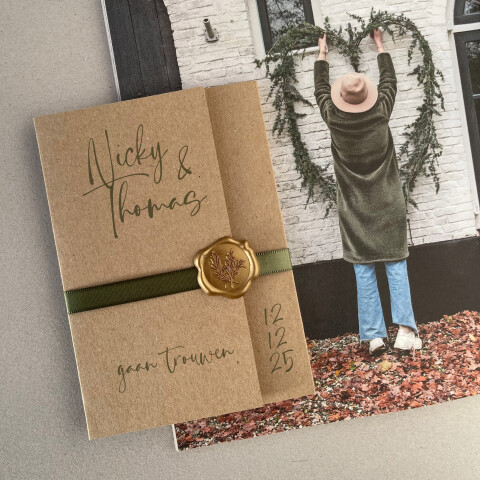 Drieluik trouwkaart kraftpapier + zegel | Studio Sproet