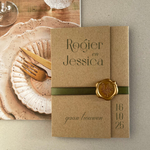 Drieluik trouwkaart kraftpapier met lint en wax-zegel | Studio Sproet