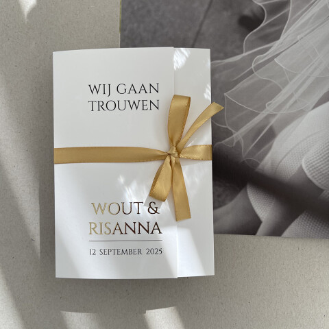 Stijlvolle drieluik trouwkaart met goudfolie | Studio Sproet
