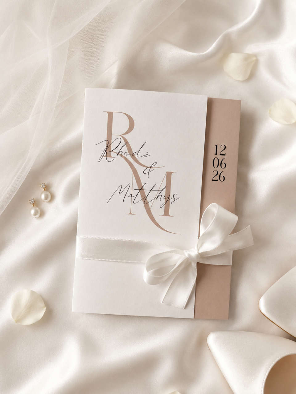 Stijlvolle drieluik trouwkaart in offwhite-beige | Studio Sproet