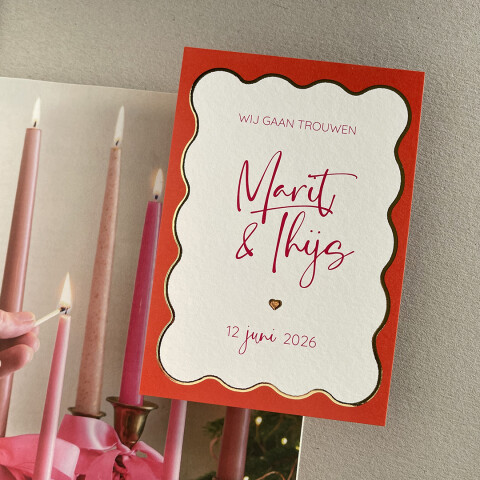 Kleurrijke trouwkaart met golfrand in goudfolie | Studio Sproet