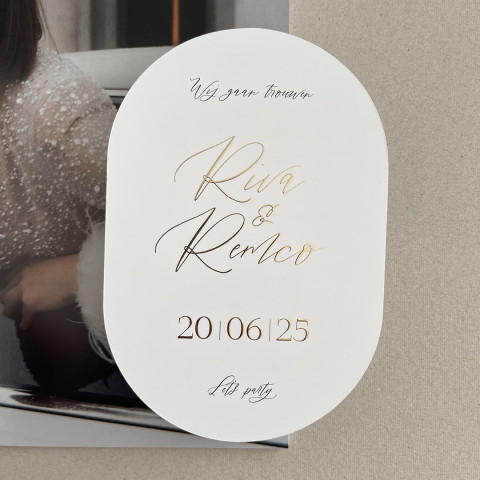 Elegante trouwkaart ovaal met goudfolie | Studio Sproet