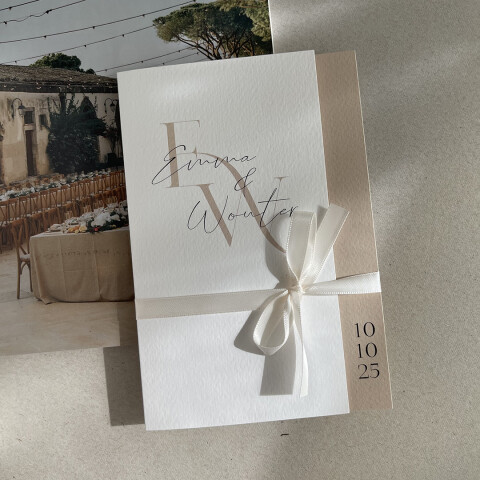 Gevouwen trouwkaart met initialen | Studio Sproet