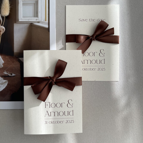 Save the date en Trouwkaart met bruine strik | Studio Sproet