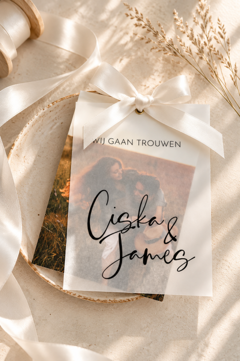 Trouwkaart met transparante overlay en satijnstrik | Studio Sproet