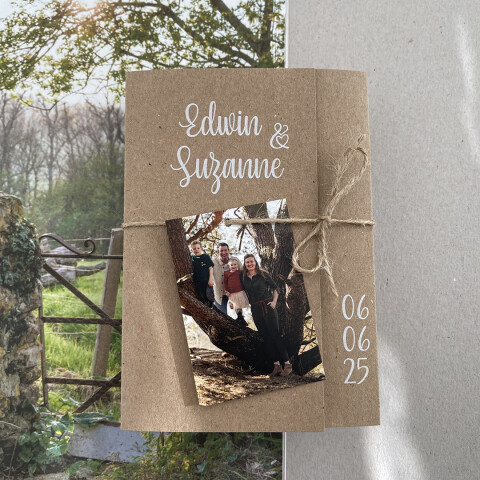 Kraft drieluik trouwkaart met foto's | Studio Sproet