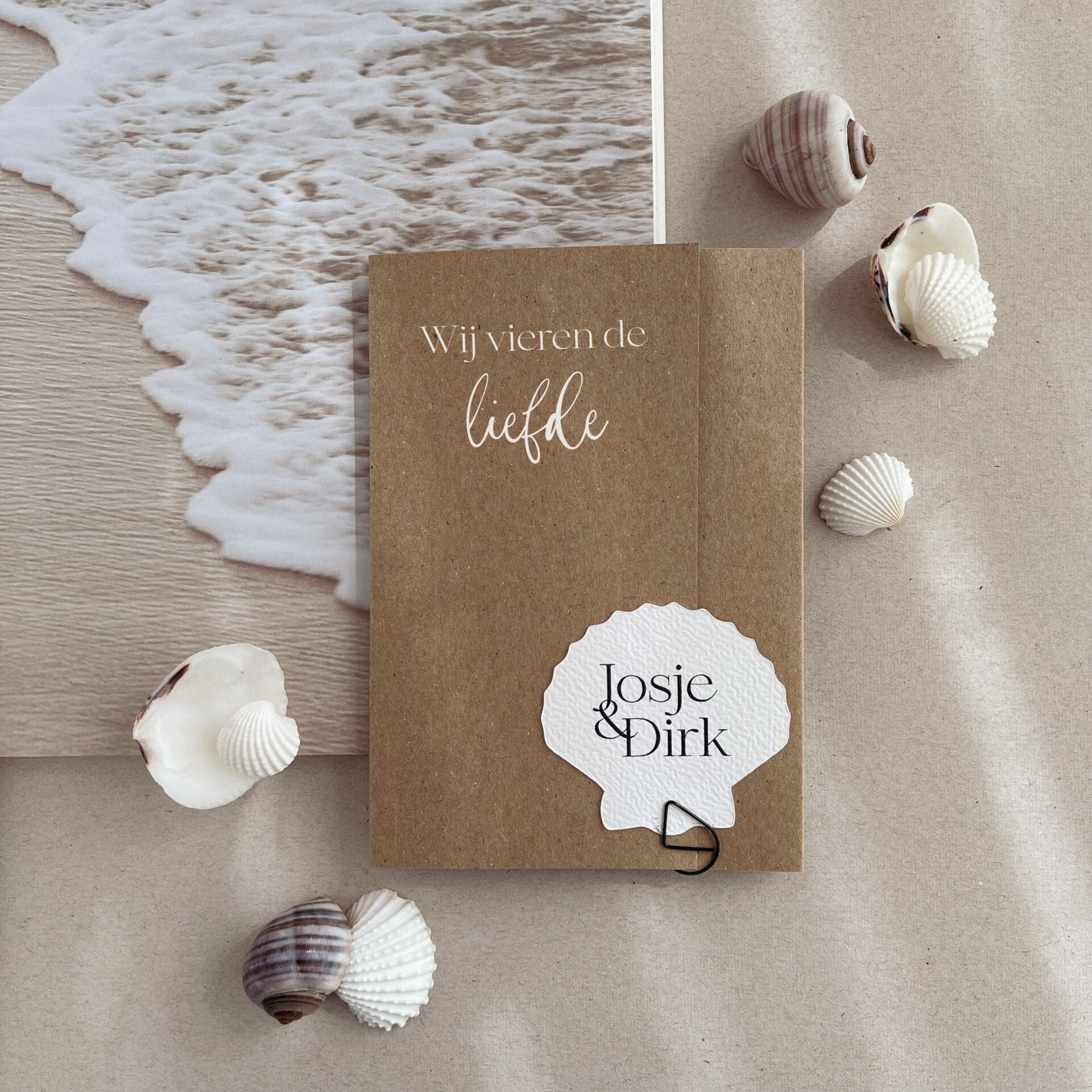 Kraft trouwkaart strand met schelp | Studio Sproet