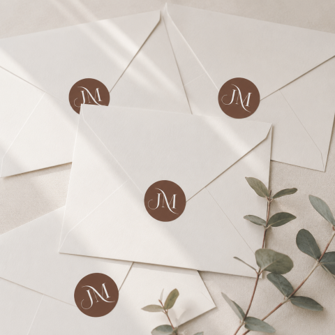 Sluitsticker met initialen op maat gemaakt | Studio Sproet