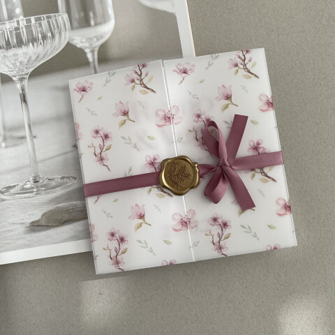 Trouwkaart in transparante bloemen omslag + lint | Studio Sproet