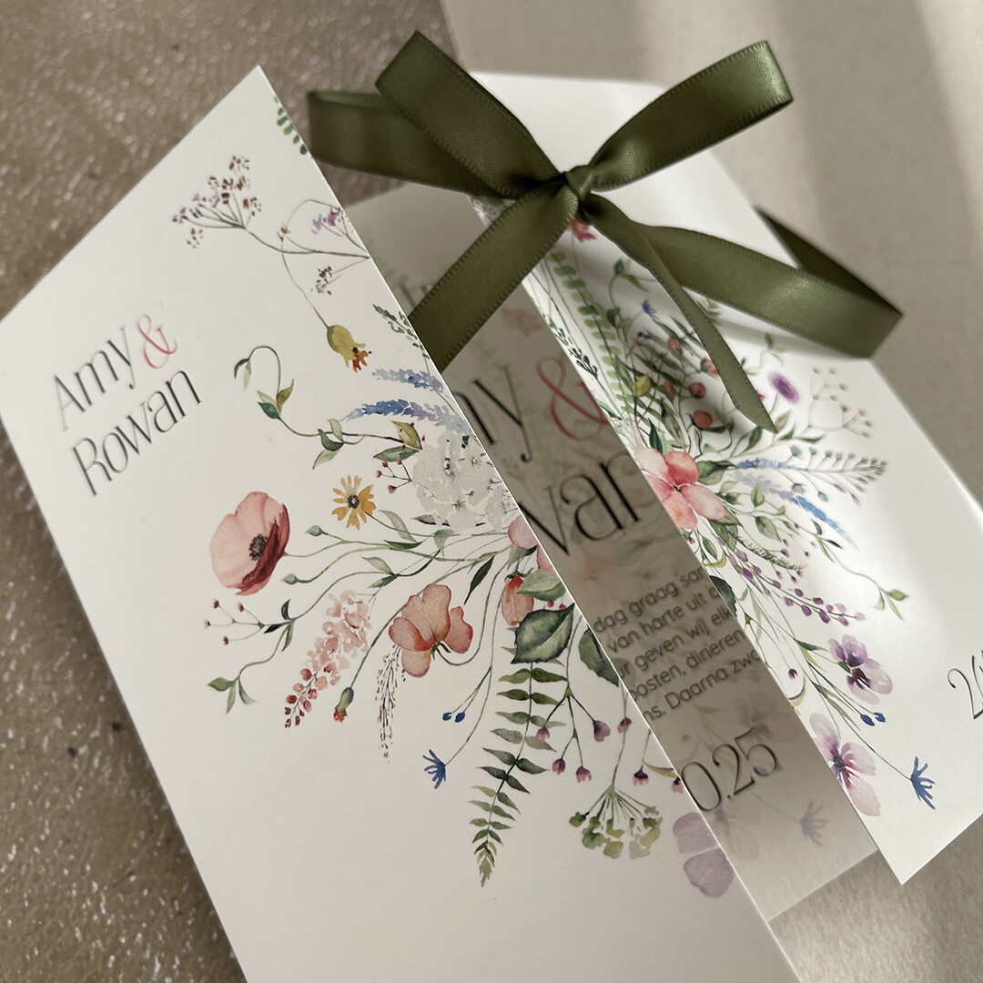 Trouwkaart luikvouw bloemen en satijnlint sage groen | Studio Sproet