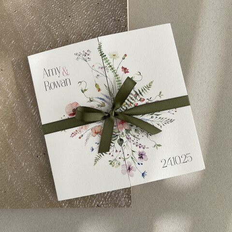 Trouwkaart luikvouw bloemen en satijnlint | Studio Sproet